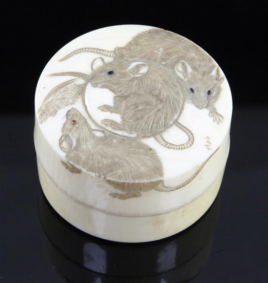 A Japanese ivory rouge pot and cover, early 20th century, diameter 6.5cm